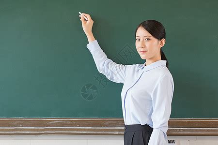 女教师在上课高清图片下载-正版图片500600545-摄图网