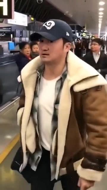 吴京机场发飙，满脸通红的指责拍视频人，难道真的是人红飘了？_代拍_中吴_明星