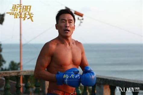 57岁郑浩南晒胸肌，坚持健身40年，手臂里还有9根钢钉_电影_视频_经典|郑浩南|胸肌|健身_新浪新闻