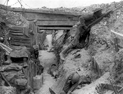 Deutsche Soldaten in Stellung im Schützengraben. Erster Weltkrieg ...