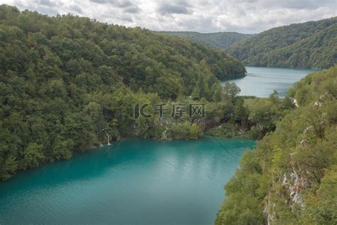 美丽的景色的瀑布和通路在十六湖国家公园-包图企业站