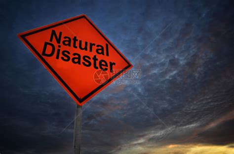 橙色暴风雨道路标志自然灾害与乌云高清图片下载-正版图片304249296-摄图网