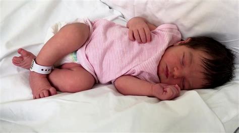 “凯哥育儿”之萌宝视频:刚出生的小宝宝