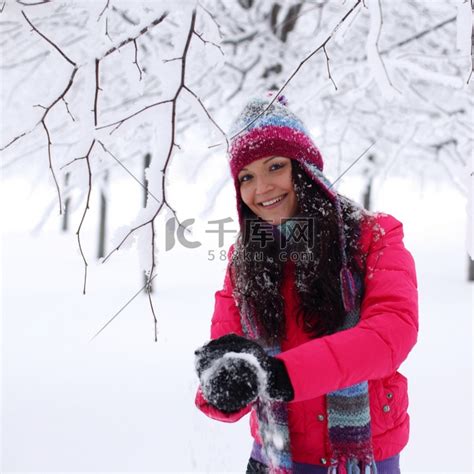 冬天的女人在雪地里跳爬雪山冰雪高清摄影大图-千库网