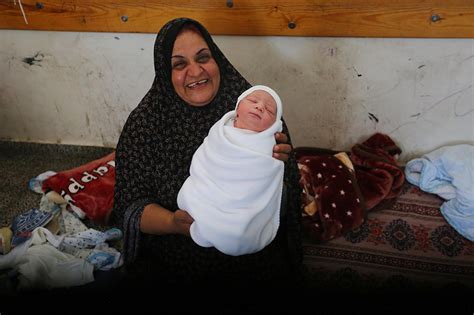 战火下的新生命！巴勒斯坦女子在避难所诞下婴儿 - 头条轮播图 - 新湖南