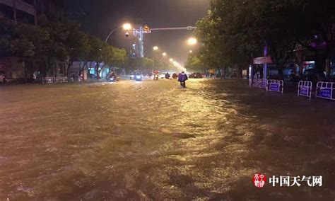 江西部分地区遭遇强降雨内涝严重 紧急转移受灾人口-图片频道