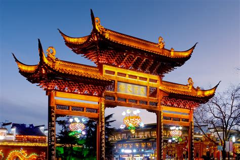 江苏南京天际线夜景航拍延时摄影和城市互联大数据概念视频素材_ID:VCG2219011549-VCG.COM