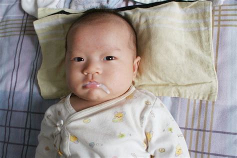 新生婴儿吐奶正常吗（新生儿吐奶有）-幼儿百科-魔术铺
