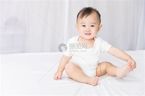 婴儿坐在床上高清图片下载-正版图片501013550-摄图网