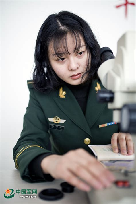 驻守国门安全的边防女检查员 - 中国军网