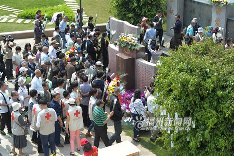 韩媒：尹锡悦夫妇赴首尔广场哀悼场所，悼念梨泰院踩踏事故遇难者