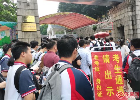 高考拉开大幕 逾4万名北京考生走进考场-千龙网·中国首都网