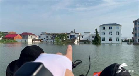 48秒丨记者直击江西永修县三角乡灾情 房屋一楼被洪水淹没 2万多人安全转移_进行