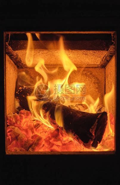 柴火在炉子里燃烧高清图片下载-正版图片505759585-摄图网