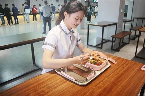 学生走进食堂后厨，让学生们吃上“放心饭”---学生食堂“微笑服务月”系列活动-116宣传部-新闻网
