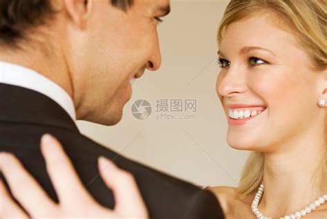 拥抱丈夫的女人高清图片下载-正版图片501494943-摄图网