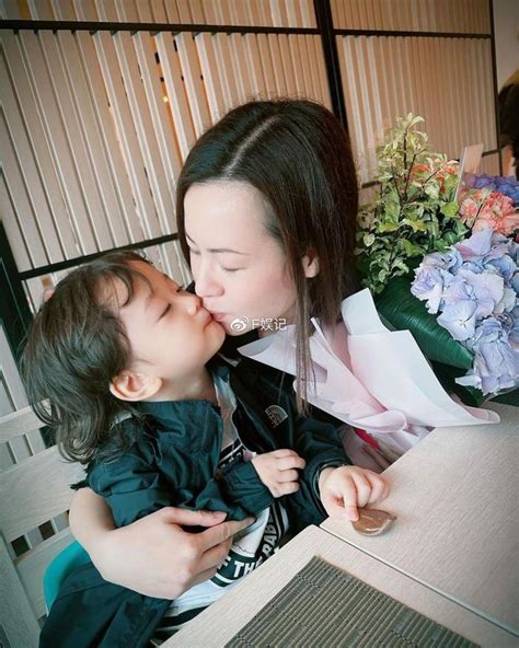 陈山聪携妻儿出去吃饭提前庆祝母亲节 儿子献吻给妈妈很幸福