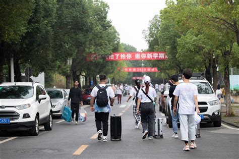 极目新闻：武汉商学院举行毕业典礼，校长勉励毕业生终身学习