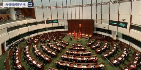香港立法会新当选议员今宣誓，港媒：国徽国旗区旗同见证，与以往大不同