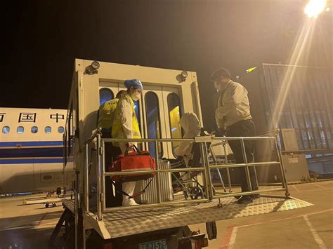 南航包机紧急承运1.46吨防疫物资从上海飞抵新疆-中国民航网