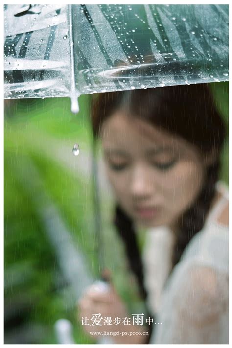 女孩在雨中漫步插画图片下载-正版图片400109808-摄图网
