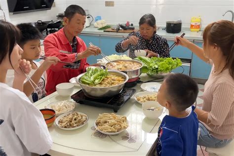 农村媳妇中午做火锅，各种涮菜摆一桌，一家人边吃边涮真得劲_凤凰网视频_凤凰网