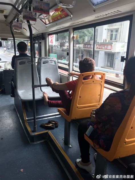 文明呢？公交车上一老太太脱鞋翘脚而坐|不文明行为|场合|老太太_新浪新闻