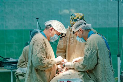 三位医生在医院的手术室中高清图片下载-正版图片505484213-摄图网