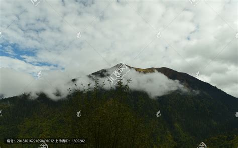 云中的山顶背景图背景图片素材免费下载_熊猫办公
