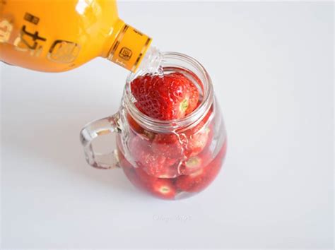 闻福草莓酒莓莓心动系列包装设计_虎派品牌策划-站酷ZCOOL