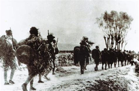 腊子口，是中央红军长征路上跨越的 最后天险 。敌人 3 个团纵深部署，企图堵死红军北上之路。