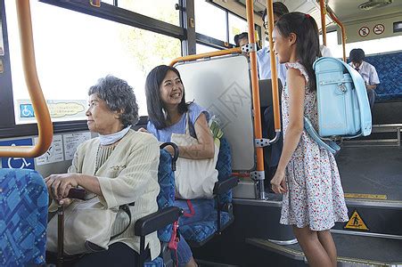 公交车上的母亲和孩子高清图片下载-正版图片502045177-摄图网