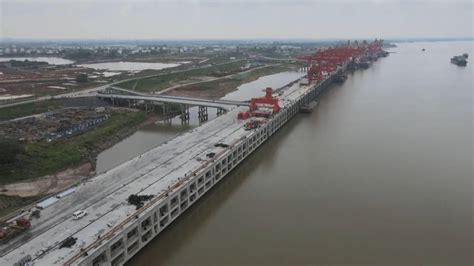 姚湾综合码头项目分为二期建设，自2021年1月项目启动以来，施工单位不断优化施工方案、科学调度各方资源，确保项目如期推进。