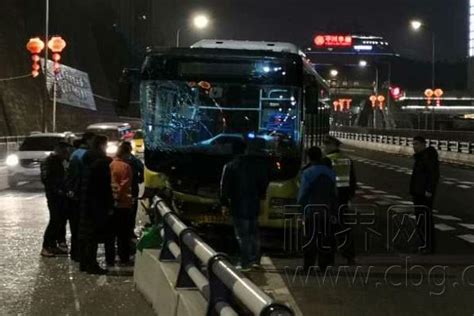 重庆一公交车失控撞上隔离带 无人员伤亡