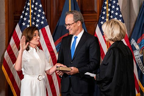 美国：纽约州州长安德鲁·科莫在埃利斯岛宣誓就职