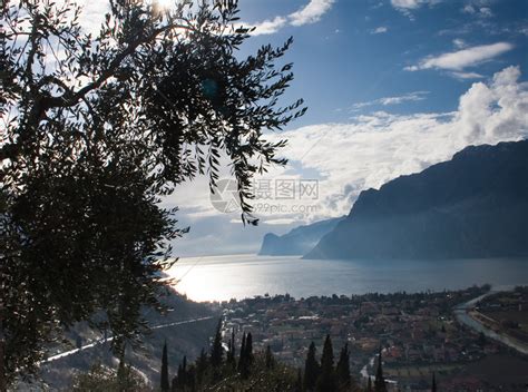 意大利加尔达湖上的高清图片下载-正版图片505044922-摄图网
