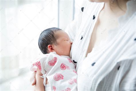 哺乳母婴三胎婴儿母乳喂养摄影图配图高清摄影大图-千库网