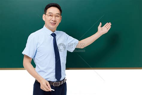 男教师手拿粉笔站在黑板前授课高清图片下载-正版图片502495666-摄图网