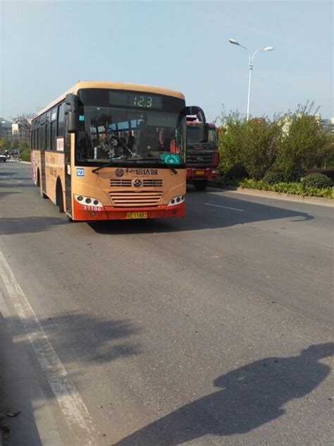 网友@留级哥哥V 拍摄到长沙123路公交车被评为了百日零违法车辆