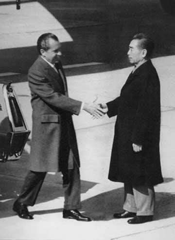 资料：1972年周恩来到机场迎接尼克松访华_资讯_凤凰网