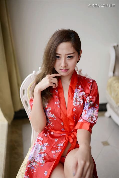 人气模特于子涵中国红性感睡袍，内衣解开附在胸上 - 公子留步美女图片网