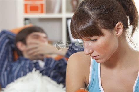 男人在睡觉不快乐的高清图片下载-正版图片502630380-摄图网