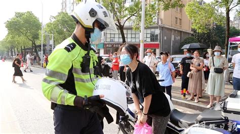 高考首场，武汉交警为12位考生提供应急服务_法治频道_新闻中心_长江网_cjn.cn