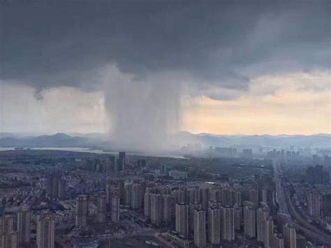 广东湛江午后天空现悬球状积雨云 降雨导致气温大跳水-天气图集-中国天气网