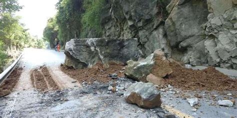 国道G319武隆段发生巨石掉落 交通受阻-有驾