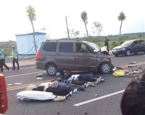 河南汤阴一小型客车撞上货车，已致6死5伤
