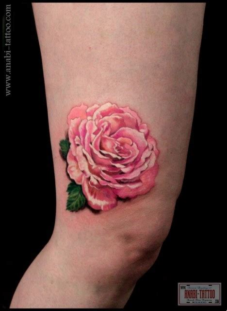 女生手臂精美时尚的黑灰玫瑰花纹身图案