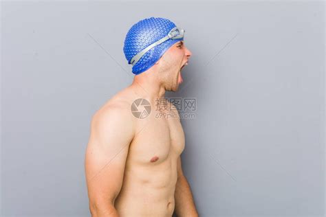 游泳的男性高清图片下载-正版图片502046670-摄图网