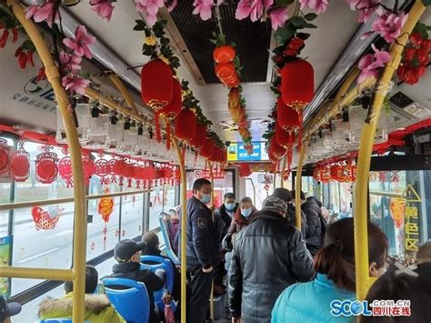 这位公交司机连续9年自费搞气氛 乐山春节限定公交车又上线啦_四川在线