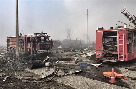 天津爆炸现场附近 消防车被炸毁_天津爆炸_新闻眼_温州网